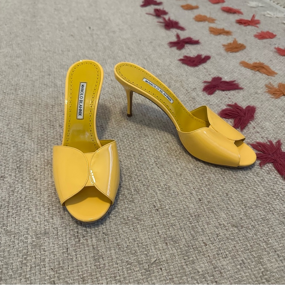 Manolo Blahnik Houramu 70MM Patent Leather Mules size 40 yellow